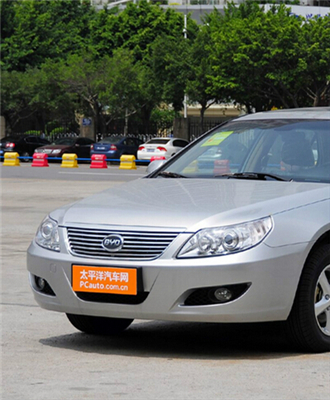 比亞迪典雅銀色汽車漆展示